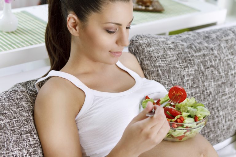 Read more about the article Comer por 2, traz risco à gravidez?