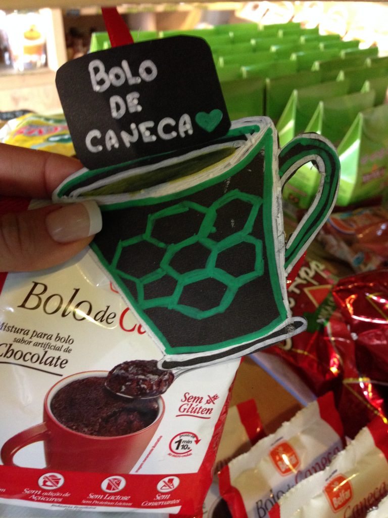 Read more about the article Bolo de caneca de microondas. Gordice saudável e rápida!